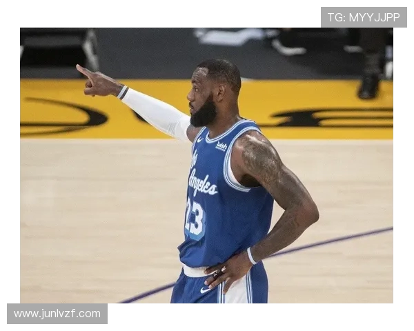 戴维斯跑动中腿部感到不适紧急下场检查 返回更衣室评估伤情